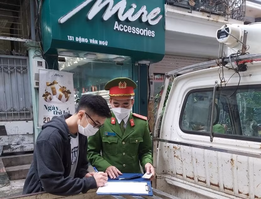 Công an phường Phương Liên tuần tra, xử lý các vi phạm liên quan trật tự đô thị, giao thông và phòng chống dịch