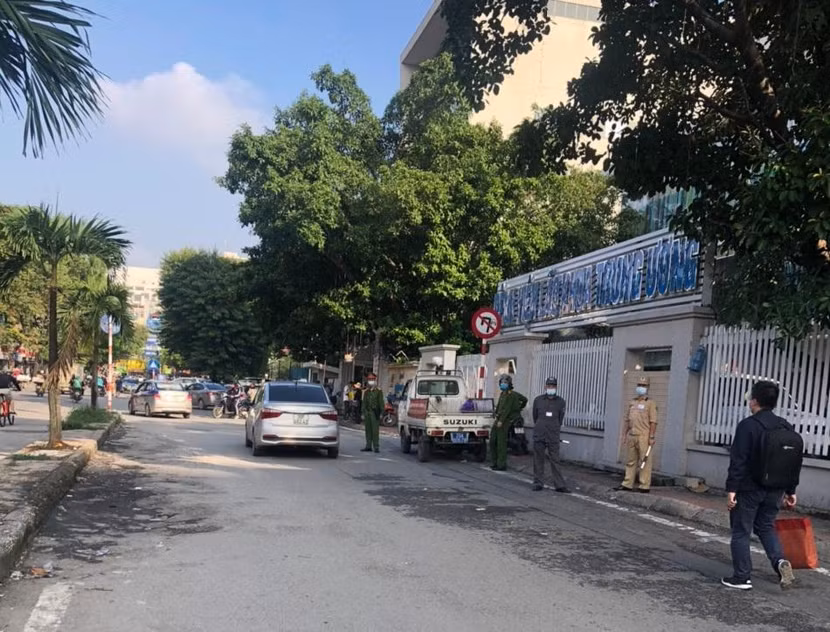 Công an phường Phương Mai "chỉnh" trật tự giao thông tại trước cổng các bệnh viện