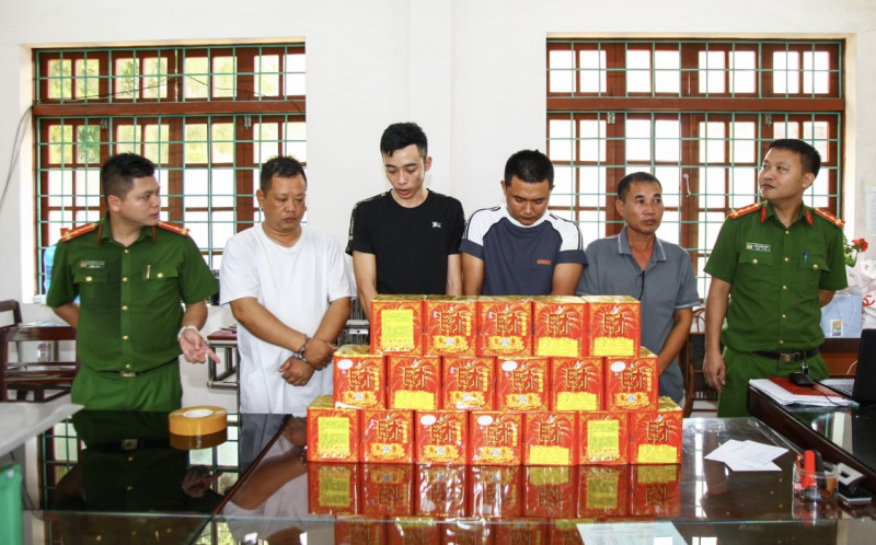 Các đối tượng trong đường dây mua bán pháo nổ và tang vật