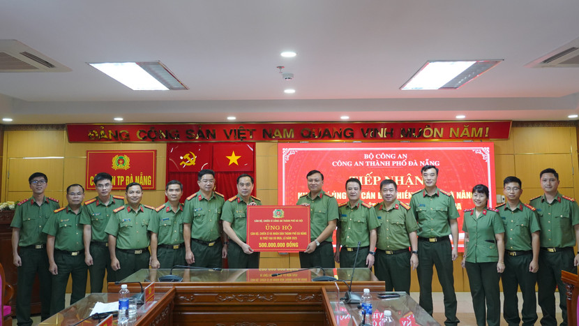 Công an Hà Nội trao số tiền 500 triệu đồng ủng hộ CBCS Công an và nhân dân thành phố Đà Nẵng