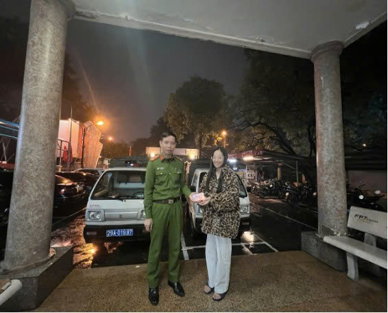 Công an phường Khương Đình trao trả lại tài sản cho công dân