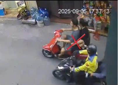 Hình ảnh chủ phương tiện đi xe Vespa màu đỏ