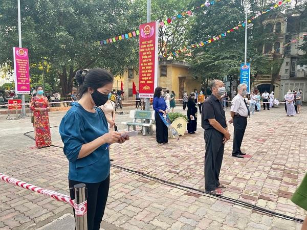 Cử tri được bố trí giãn cách để đảm bảo phòng dịch