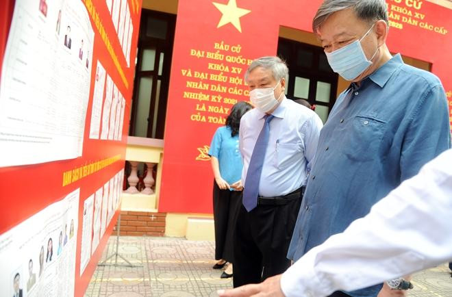 Bộ trưởng Bộ Công an Tô Lâm, Chánh án Tòa án Nhân dân tối cao Nguyễn Hòa Bình tìm hiểu danh sách ứng cử trước khi bỏ phiếu