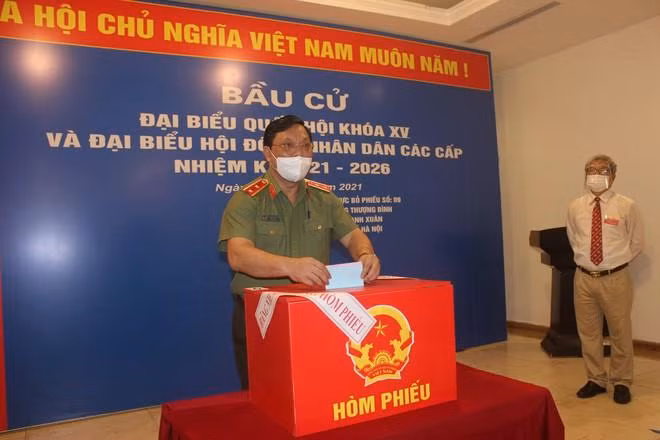 Trung tướng Nguyễn Hải Trung - Giám đốc Công an thành phố Hà Nội đã cùng cử tri Hà Nội và CBCS Công an Thủ đô bỏ phiếu bầu cử, thực hiện nghĩa vụ công dân Trung tướng Nguyễn Hải Trung - Giám đốc Công an thành phố Hà Nội đã cùng cử tri Hà Nội và CBCS Công an Thủ đô bỏ phiếu bầu cử, thực hiện nghĩa vụ công dân