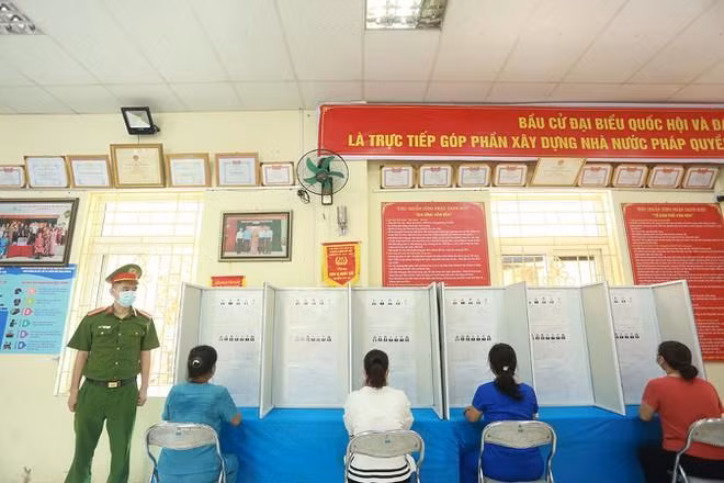 Lực lượng Công an đảm bảo an ninh trật tự tại điểm bỏ phiếu phường Phúc La, quận Hà Đông Lực lượng Công an đảm bảo an ninh trật tự tại điểm bỏ phiếu phường Phúc La, quận Hà Đông