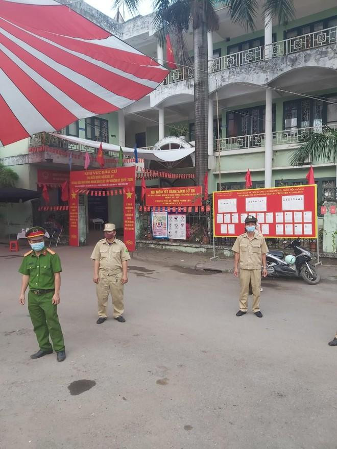 Công an Hà Nội bảo vệ các điểm bầu cử