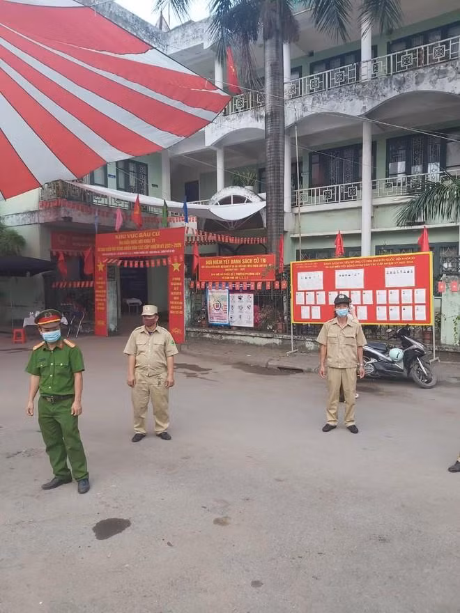 Công an Hà Nội bảo vệ các điểm bầu cử Công an Hà Nội bảo vệ các điểm bầu cử
