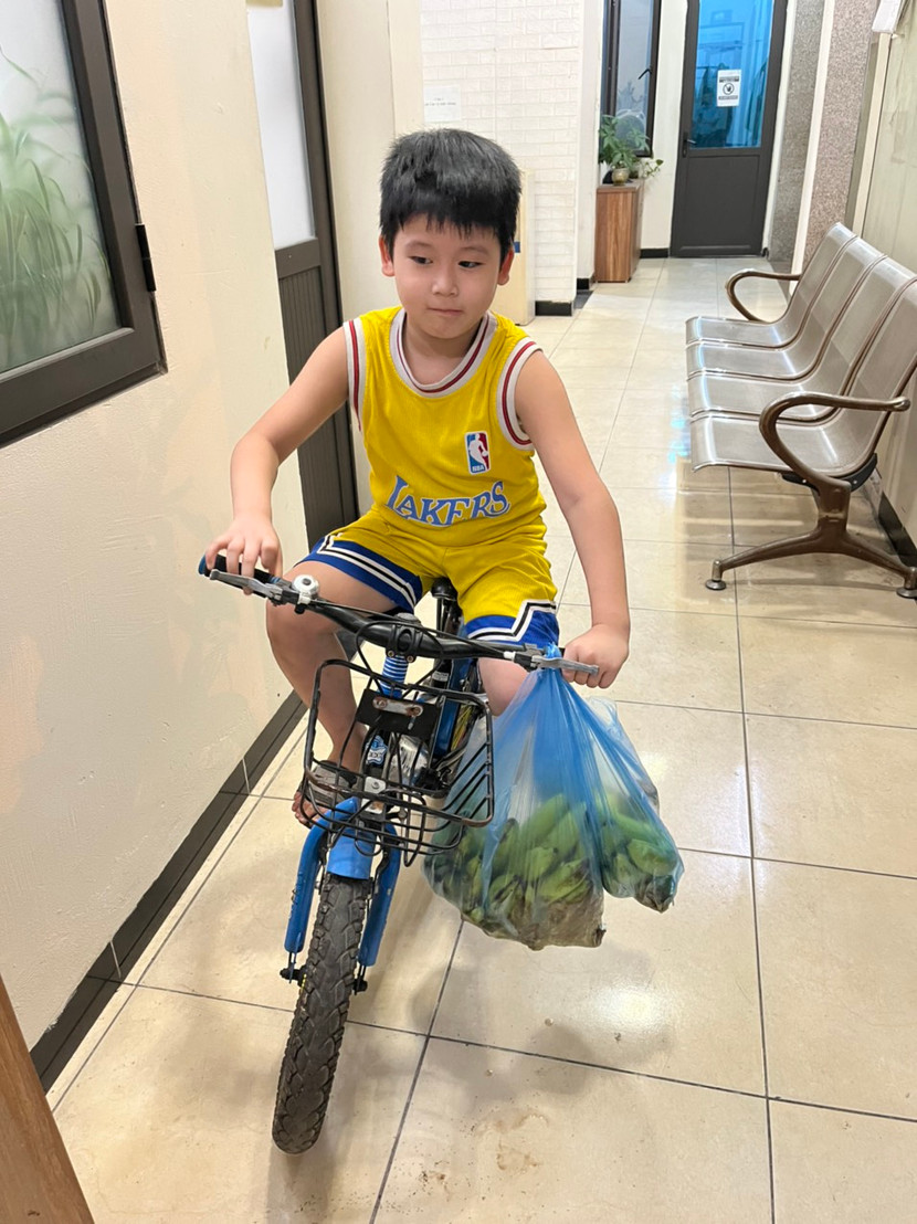 Bé trai một mình đạp xe về nhà và bị lạc đường Bé trai một mình đạp xe về nhà và bị lạc đường