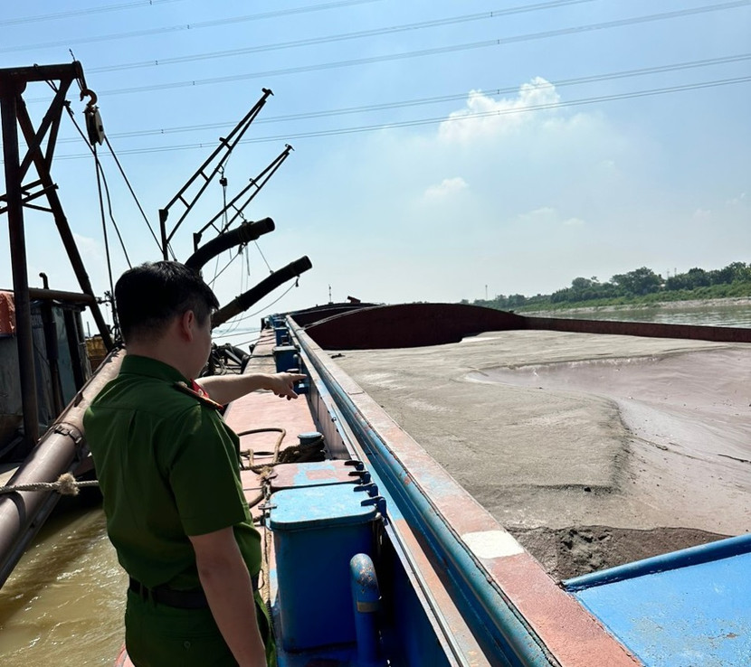 Lực lượng chức năng phát hiện tàu khai thác cát trái phép Lực lượng chức năng phát hiện tàu khai thác cát trái phép