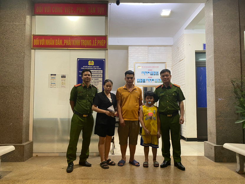 Bé trai đi lạc được các CBCS Công an phường Kim Giang tìm được gia đình Bé trai đi lạc được các CBCS Công an phường Kim Giang tìm được gia đình