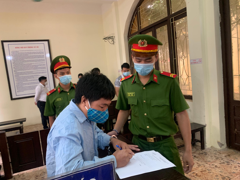 Bị cáo Nguyễn Văn Hoà ký nhận bản án Bị cáo Nguyễn Văn Hoà ký nhận bản án