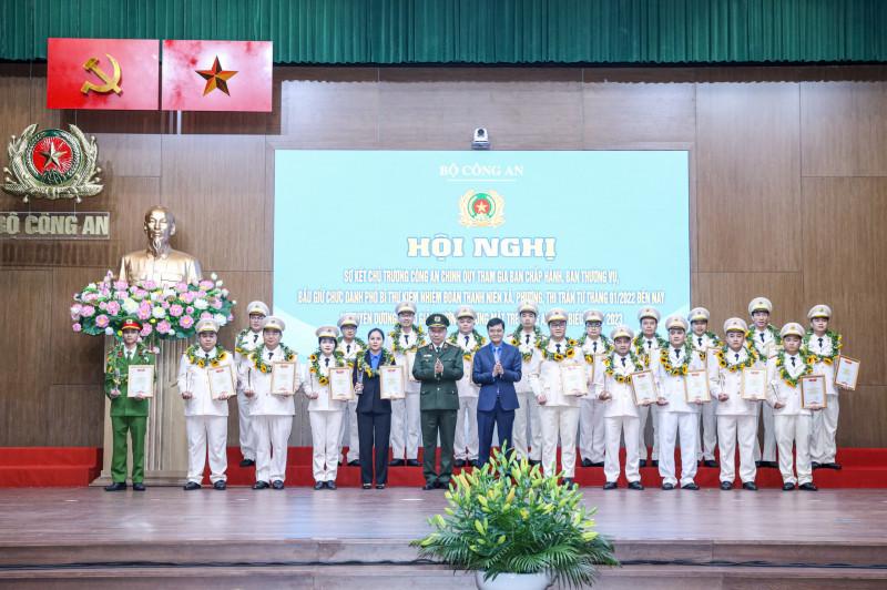 Bộ trưởng Tô Lâm và Bí thư thứ nhất Trung ương Đoàn Bùi Quang Huy trao biểu trưng, chứng nhận tuyên dương 20 "Gương mặt trẻ Công an tiêu biểu" năm 2023 Bộ trưởng Tô Lâm và Bí thư thứ nhất Trung ương Đoàn Bùi Quang Huy trao biểu trưng, chứng nhận tuyên dương 20 "Gương mặt trẻ Công an tiêu biểu" năm 2023