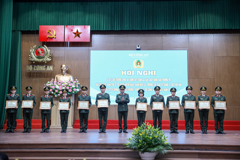 Bộ trưởng Tô Lâm tặng Bằng khen đại diện tập thể, cá nhân có thành tích xuất sắc trong thực hiện chủ trương của Đảng uỷ Công an Trung ương, Bộ Công an Bộ trưởng Tô Lâm tặng Bằng khen đại diện tập thể, cá nhân có thành tích xuất sắc trong thực hiện chủ trương của Đảng uỷ Công an Trung ương, Bộ Công an