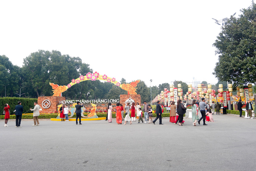 Nhiều người dân Thủ đô cùng du khách đã tìm đến Hoàng thành Thăng Long vào chiều Mùng 1 Tết Giáp Thìn Nhiều người dân Thủ đô cùng du khách đã tìm đến Hoàng thành Thăng Long vào chiều Mùng 1 Tết Giáp Thìn