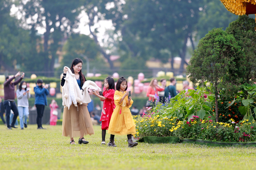 Nhiều gia đình cũng dắt theo con nhỏ tới vui chơi tại đây Nhiều gia đình cũng dắt theo con nhỏ tới vui chơi tại đây