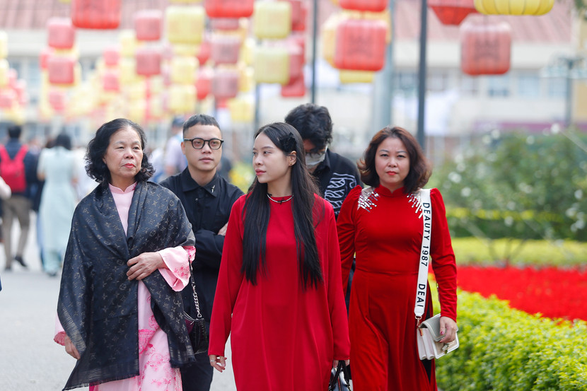 Ai cũng diện cho mình bộ trang phục áo dài truyền thống với màu đỏ rục rỡ trong ngày đầu năm để đi du xuân Ai cũng diện cho mình bộ trang phục áo dài truyền thống với màu đỏ rục rỡ trong ngày đầu năm để đi du xuân