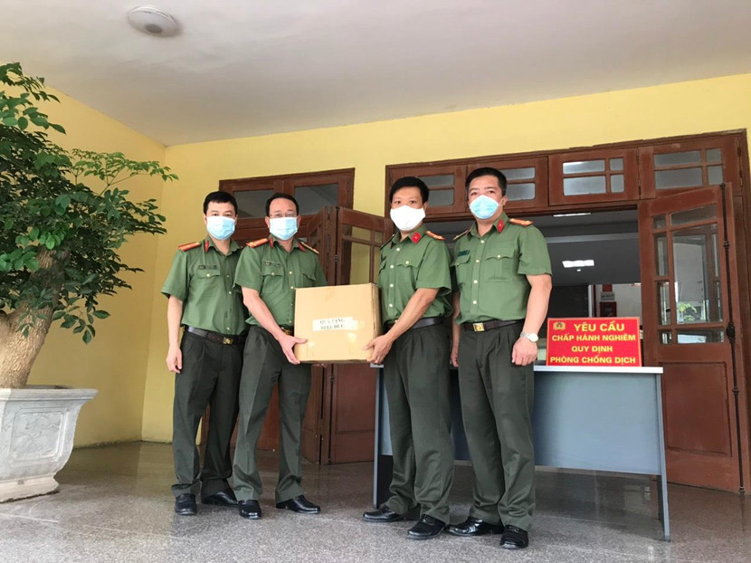 Công đoàn Công an Hà Nội trao nước sát khuẩn tay cho Công an huyện Gia Lâm Công đoàn Công an Hà Nội trao nước sát khuẩn tay cho Công an huyện Gia Lâm