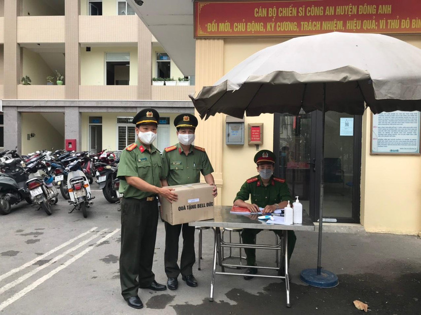 Công đoàn Công an Hà Nội trao nước sát khuẩn tay cho các đơn vị, chốt cách ly Công đoàn Công an Hà Nội trao nước sát khuẩn tay cho các đơn vị, chốt cách ly