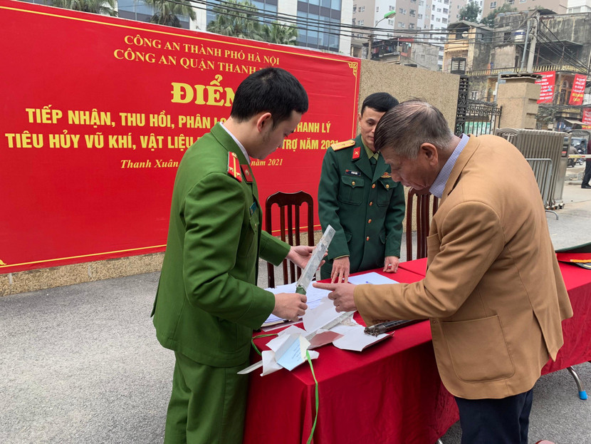 Ông Trần Thế Mạnh, tổ trưởng tổ bảo vệ dân phố Cụm 3, phường Thanh Xuân Trung, quận Thanh Xuân giao nộp một số vũ khí được phát hiện trong quá trình tuần tra Ông Trần Thế Mạnh, tổ trưởng tổ bảo vệ dân phố Cụm 3, phường Thanh Xuân Trung, quận Thanh Xuân giao nộp một số vũ khí được phát hiện trong quá trình tuần tra
