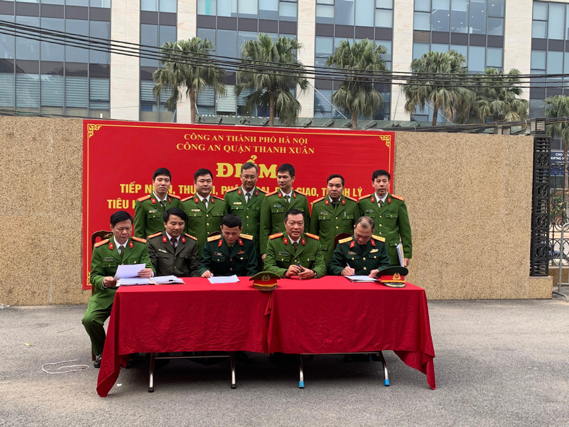 Công an quận Thanh Xuân bàn giao vũ khí, công cụ hỗ trợ cho Ban Chỉ huy quân sự quận xử lý theo quy định Công an quận Thanh Xuân bàn giao vũ khí, công cụ hỗ trợ cho Ban Chỉ huy quân sự quận xử lý theo quy định