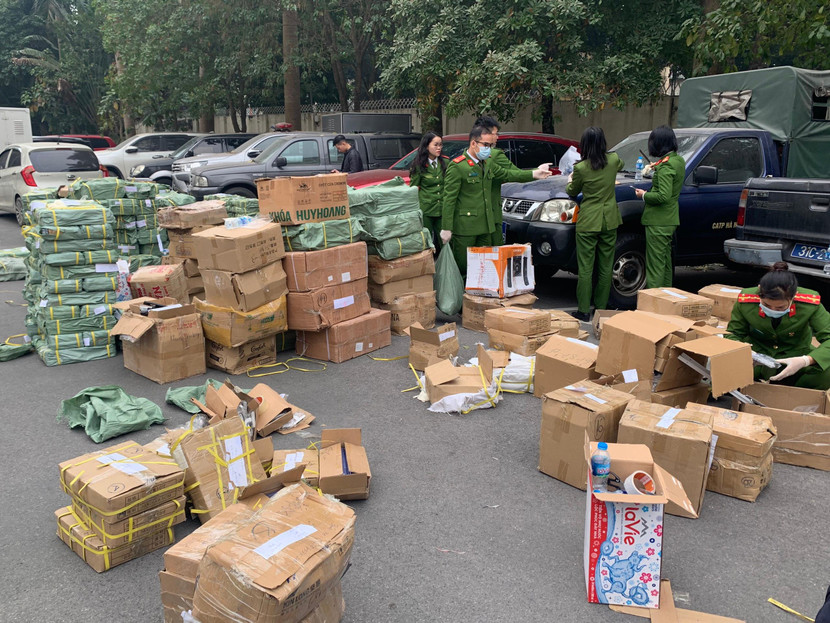 Phòng Cảnh sát kinh tế phát hiện 2 cơ sở kinh doanh khóa cửa giả