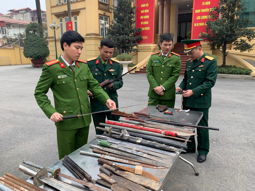 Lực lượng chức năng quận Thanh Xuân thu hồi nhiều loại vũ khí, công cụ hỗ trợ Lực lượng chức năng quận Thanh Xuân thu hồi nhiều loại vũ khí, công cụ hỗ trợ