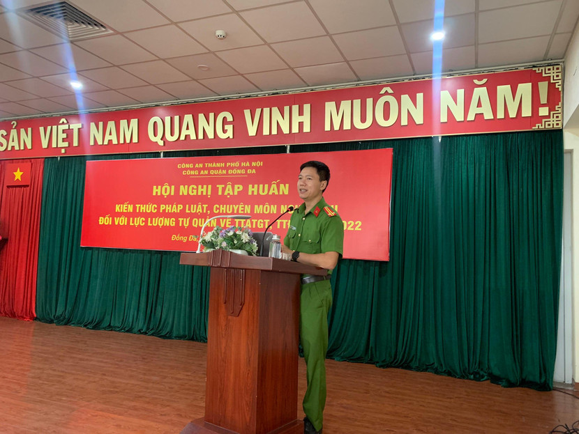Trung tá Nguyễn Ngọc Huynh - Phó Trưởng khoa Cảnh sát giao thông, trường Cao đẳng Cảnh sát nhân dân 1 truyền đạt các kiến thức pháp luật cho lực lượng tự quản quận Đống Đa