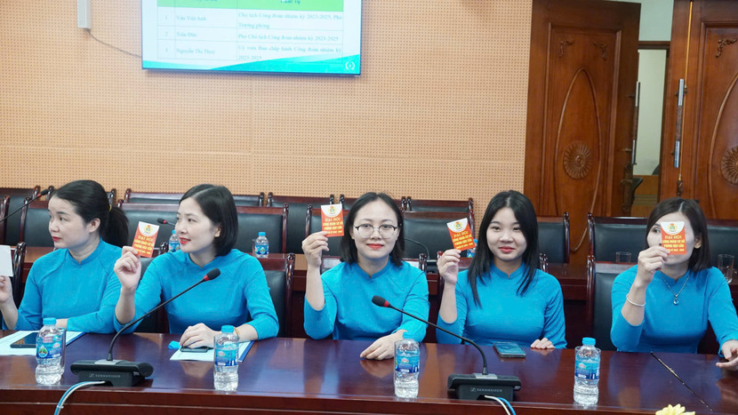 Các đại biểu biểu quyết thống nhất các nội dung của Đại hội