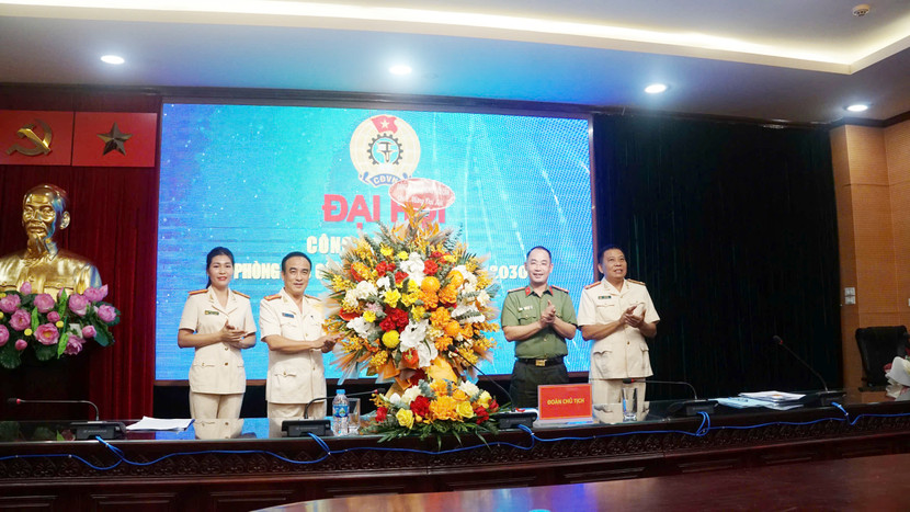 Thượng tá Tạ Quốc Dũng, Trưởng Phòng Hậu cần tặng hoa chúc mừng Đại hội