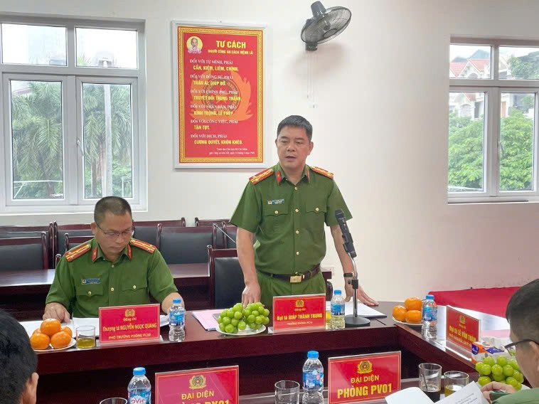 Đại tá Giáp Thành Trung, Trưởng phòng Cảnh sát Thi hành án và Hỗ trợ tư pháp báo cáo các mặt công tác của đơn vị