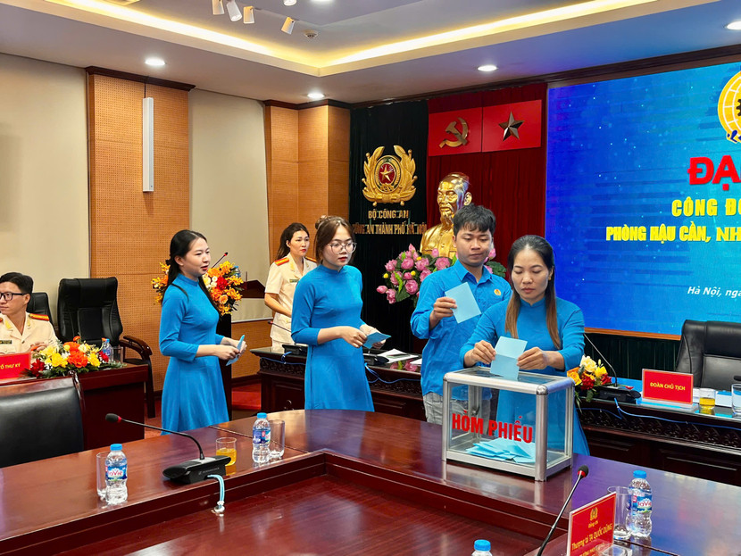 Các đại biểu bỏ phiếu các nội dung của Đại hội