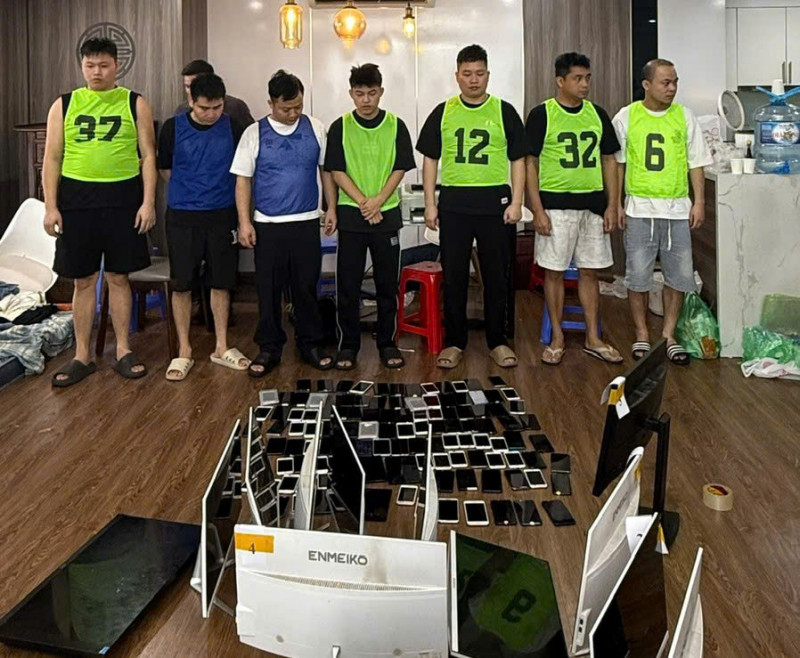 Các đối tượng trong đường dây lừa đảo bị bắt giữ Các đối tượng trong đường dây lừa đảo bị bắt giữ