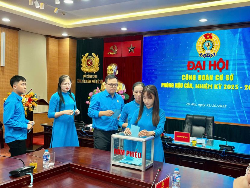 Các đại biểu bỏ phiếu bầu Ban chấp hành công đoàn Phòng Hậu cần khóa mới