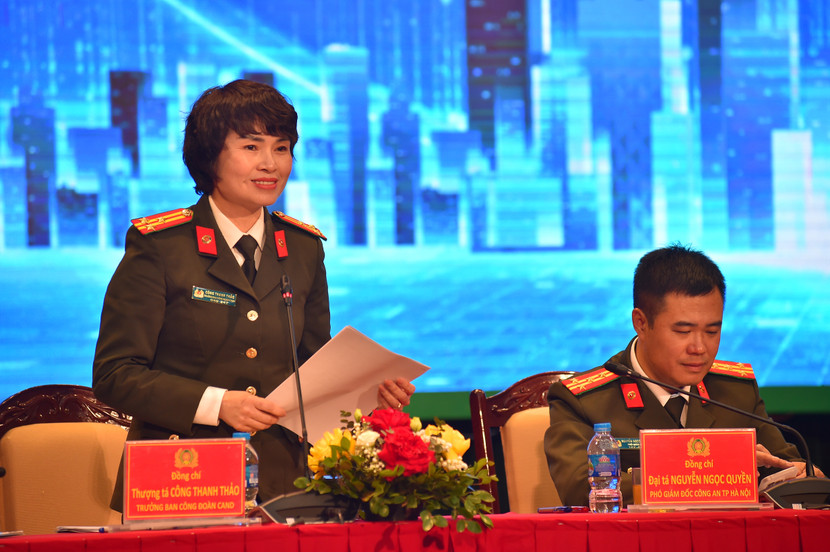 Thượng tá Công Thanh Thảo, đại diện Ban Công đoàn CAND trao đổi một số nội dung liên quan những định hướng chỉ đạo trong thời gian tới để phát triến tổ chức Công đoàn và thành lập mới Công đoàn cơ sở