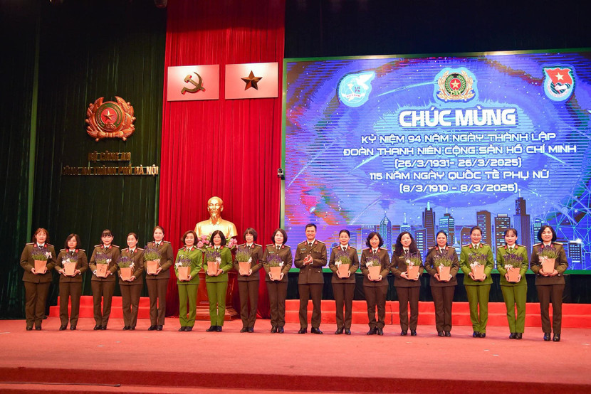 Đại tá Nguyễn Ngọc Quyền - Phó Giám đốc CATP tặng hoa, chúc mừng các đồng chí lãnh đạo và các đơn vị nhân dịp kỷ niệm 94 năm Ngày thành lập Đoàn TNCS Hồ Chí Minh và 115 năm Ngày Quốc tế phụ nữ.
