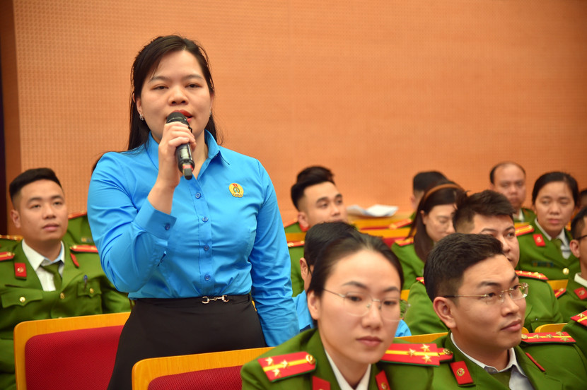 Đồng chí Nguyễn Thị Xuân Quỳnh - Ủy viên Ban Chấp hành Công đoàn Công ty Tháng 8 chia sẻ tại tọa đàm