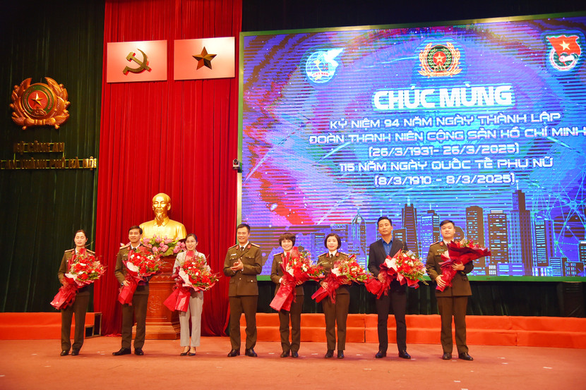 Đại tá Nguyễn Ngọc Quyền - Phó Giám đốc CATP Hà Nội tặng hoa chúc mừng các đồng chí Lãnh đạo Ban Thanh niên CAND, Ban Phụ nữ CAND, Ban Công đoàn CAND, Thành đoàn Hà Nội và Hội LHPN Thành phố và đại diện Ban Thanh niên, Ban Phụ nữ CATP