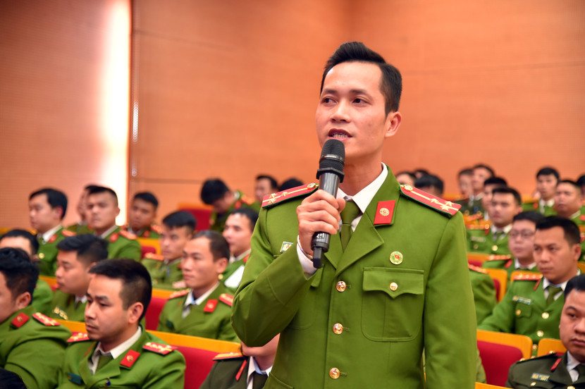 Thượng úy Nguyễn Hoàng Thao - Bí thư Chi đoàn Công an xã Hưng Đạo, huyện Quốc Oai chia sẻ tại tọa đàm