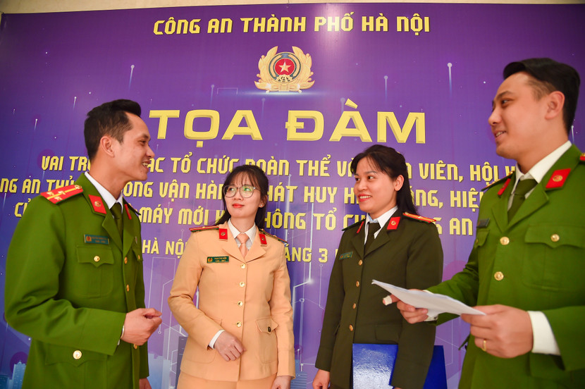 Các cán bộ, đoàn viên, hội viên trao đổi các vấn đề bên lề tọa đàm