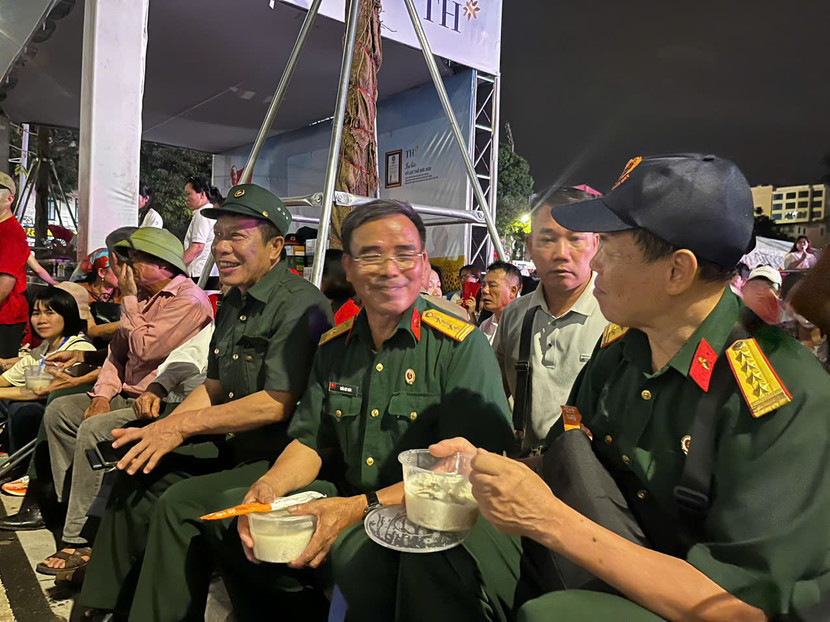 Các bác cựu chiến binh bày tỏ sự phấn khởi khi đón nhận món quà đặc biệt