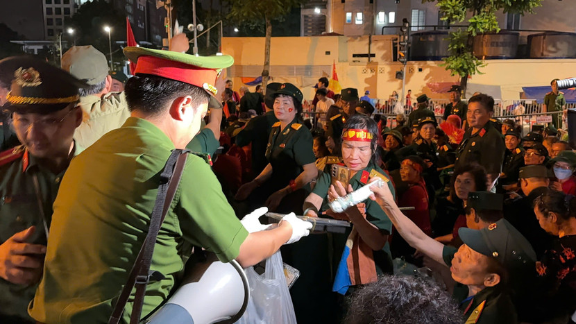 Bằng tấm lòng trân trọng, Đại úy Nguyễn Duy Tuấn Minh gửi tới các bác những suất ăn ấm áp