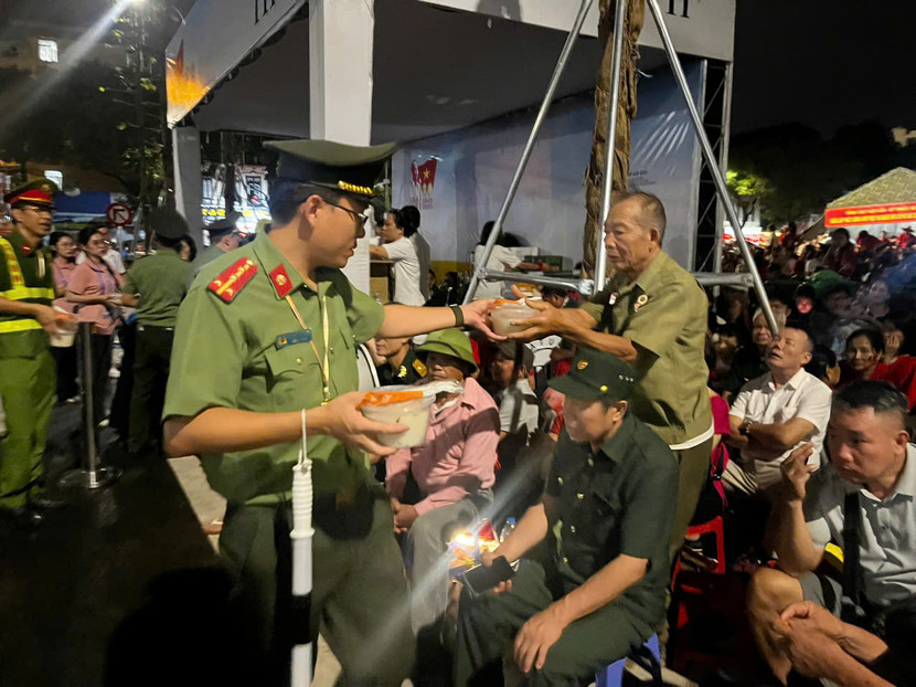 Cán bộ chiến sỹ Công an phường Ô Chợ Dừa gửi tặng các suất ăn đến các bác, cô chú cựu chiến binh