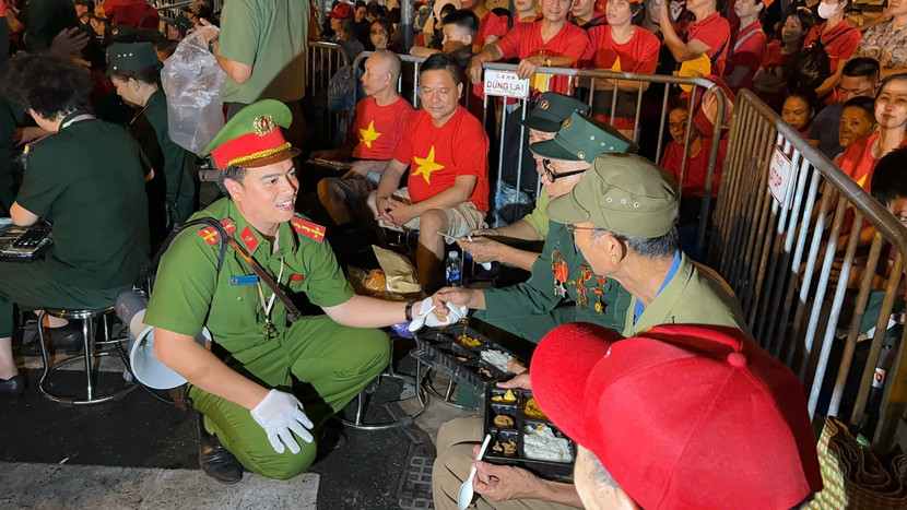 Đại úy Nguyễn Duy Tuấn Minh - Trưởng Công an phường Ô Chợ Dừa gặp gỡ, động viên tinh thần các các cựu chiến binh, thương binh, người có công