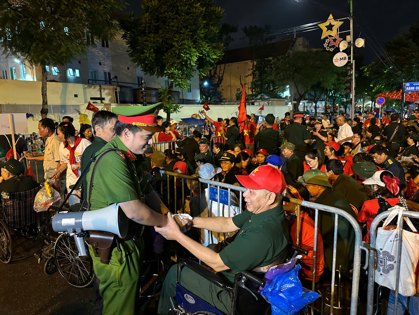 Động viên tinh thần các bác cựu chiến binh