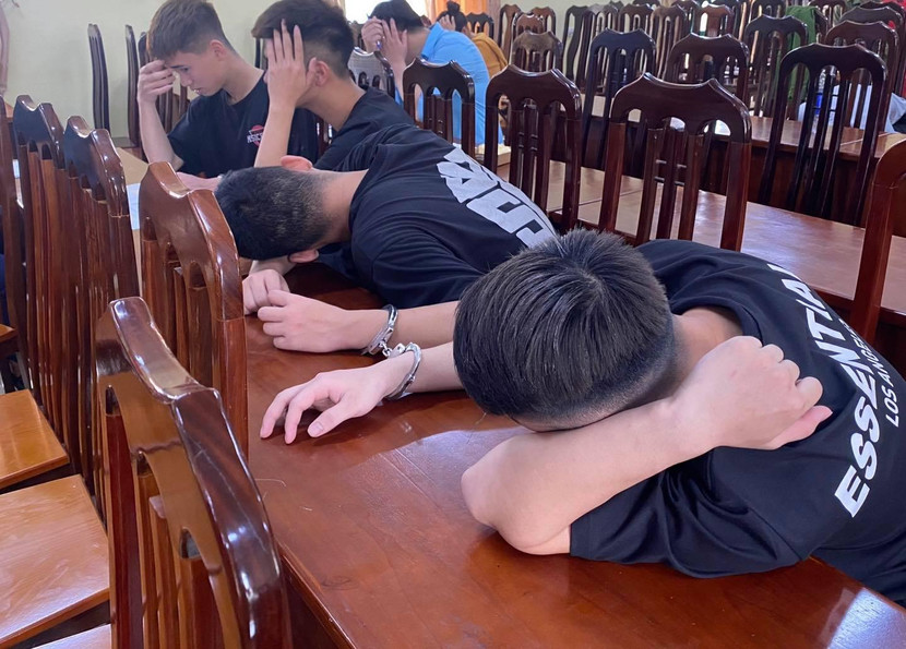 Các nam thanh niên tụ tập sử dụng ma túy