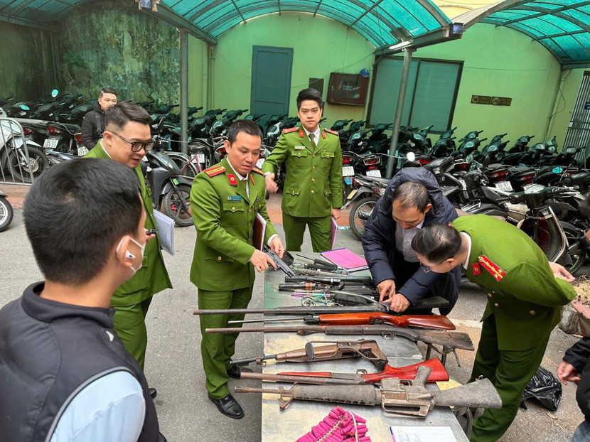 Thu hồi nhiều vũ khí, vật liệu nổ, công cụ hỗ trợ Thu hồi nhiều vũ khí, vật liệu nổ, công cụ hỗ trợ