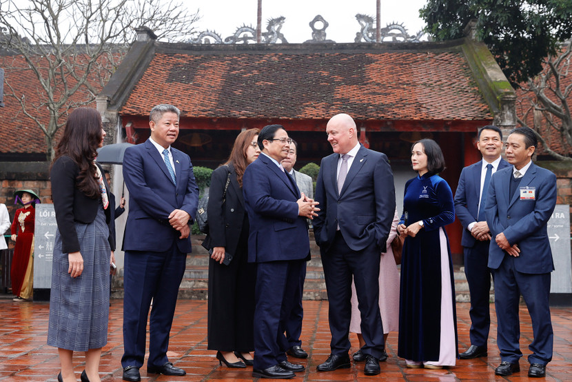 Thủ tướng Phạm Minh Chính giới thiệu với Thủ tướng Christopher Luxon về lịch sử trường đại học đầu tiên của Việt Nam