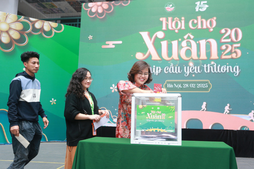 Tập thể cán bộ giáo viên, nhân viên quyên góp gây quỹ từ thiện