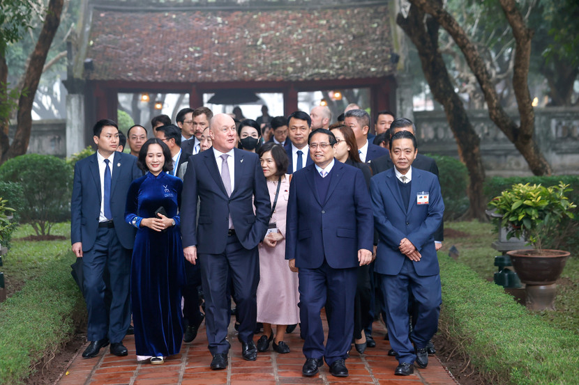 Thủ tướng Phạm Minh Chính và Thủ tướng New Zealand Christopher Luxon cùng thăm Văn Miếu - Quốc Tử Giám